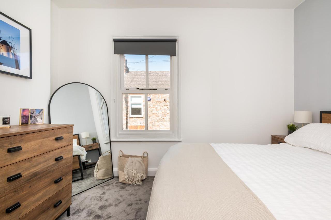 Stylish, Centrally Located Terrace - Pass The Key York Bagian luar foto