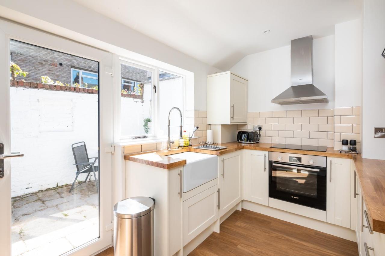 Stylish, Centrally Located Terrace - Pass The Key York Bagian luar foto