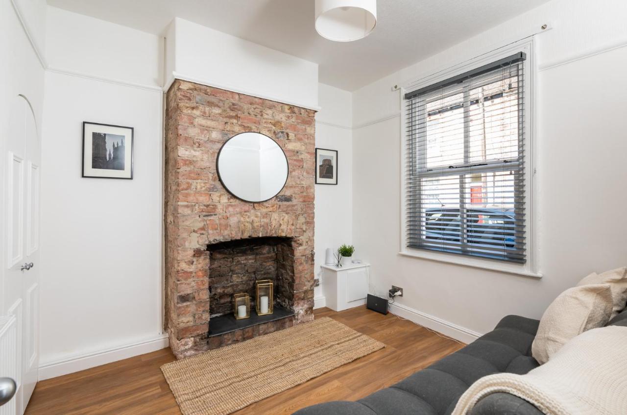 Stylish, Centrally Located Terrace - Pass The Key York Bagian luar foto