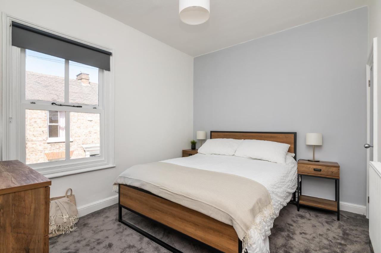 Stylish, Centrally Located Terrace - Pass The Key York Bagian luar foto